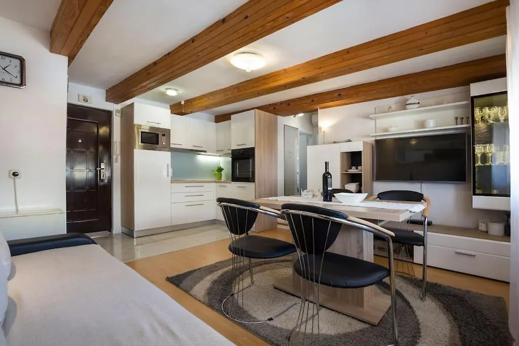 Apartment Arena Akvileja Pula